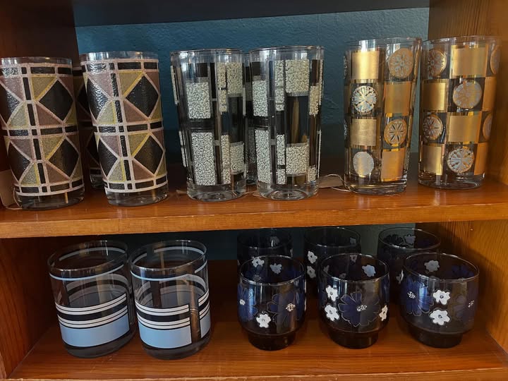 What better way to serve your classic cocktail! #vintageglassware #mcm #georgebriard #egad